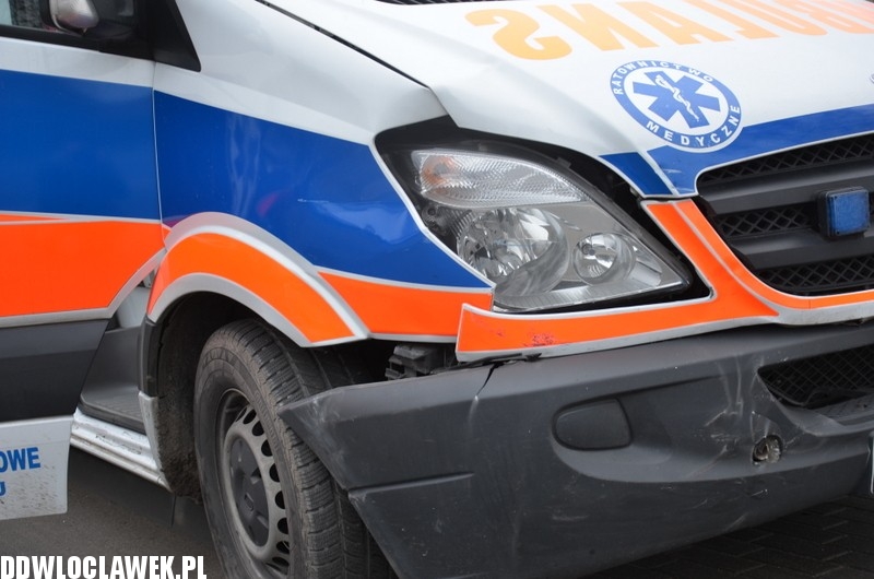 Karetka pogotowia uderzyła w volkswagena