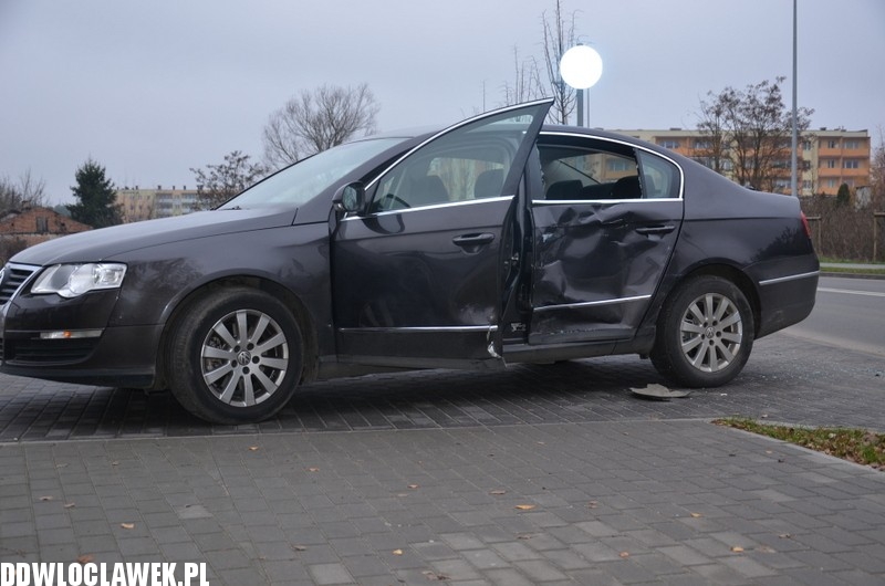 Karetka pogotowia uderzyła w volkswagena