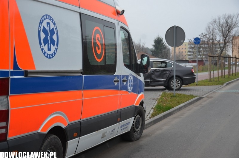 Karetka pogotowia uderzyła w volkswagena