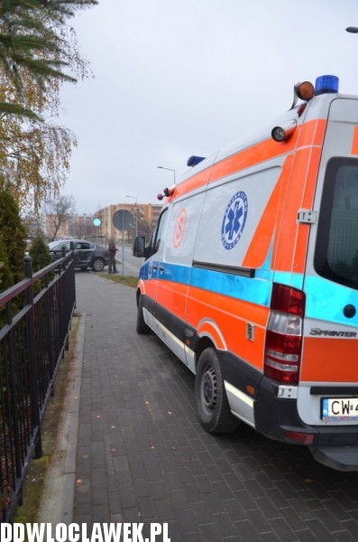 Karetka pogotowia uderzyła w volkswagena