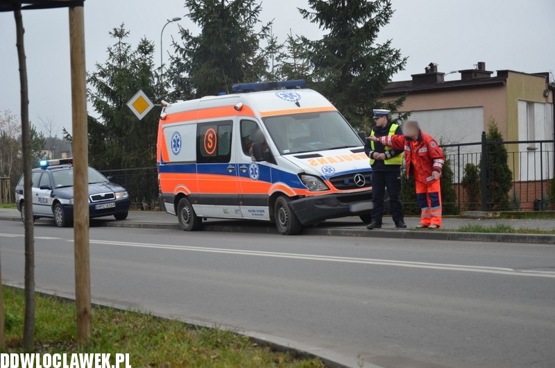 Karetka pogotowia uderzyła w volkswagena