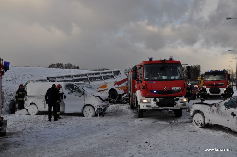 Karambol z udziałem autobusu z dziećmi