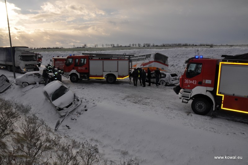 Karambol z udziałem autobusu z dziećmi