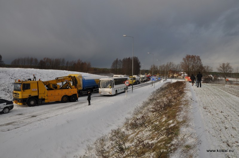 Karambol z udziałem autobusu z dziećmi
