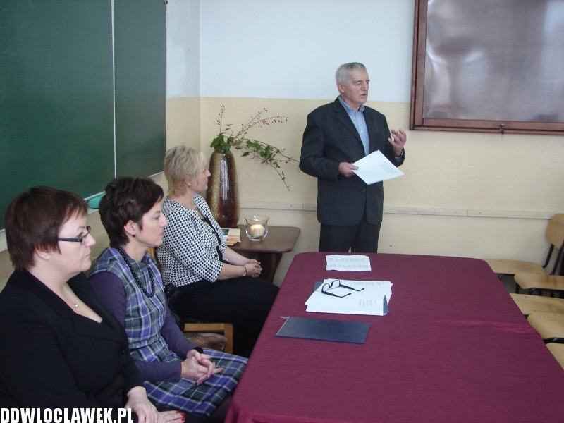 Uczniowe LMK recytują Tuwima