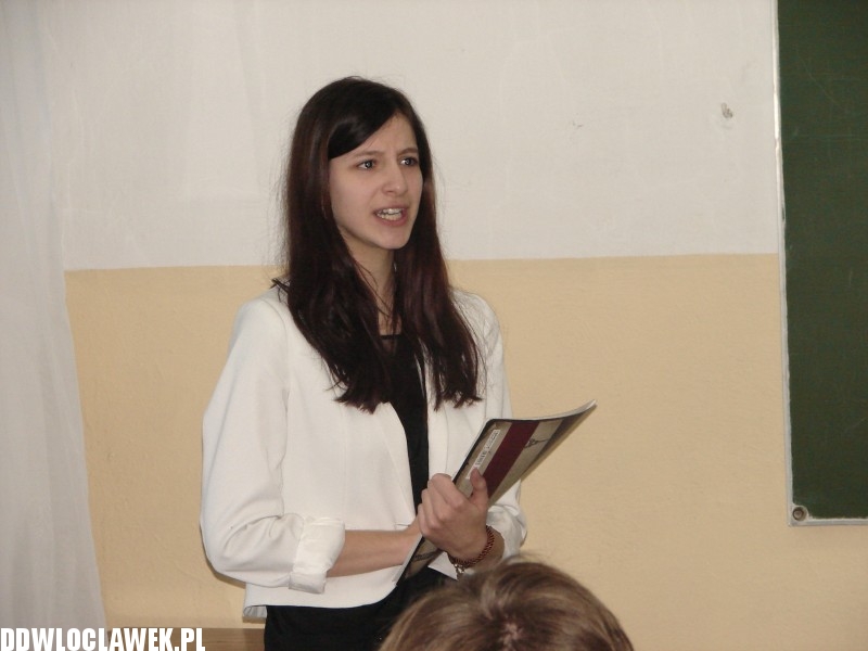 Uczniowe LMK recytują Tuwima