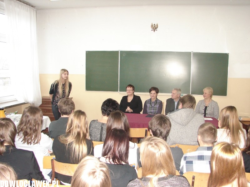 Uczniowe LMK recytują Tuwima