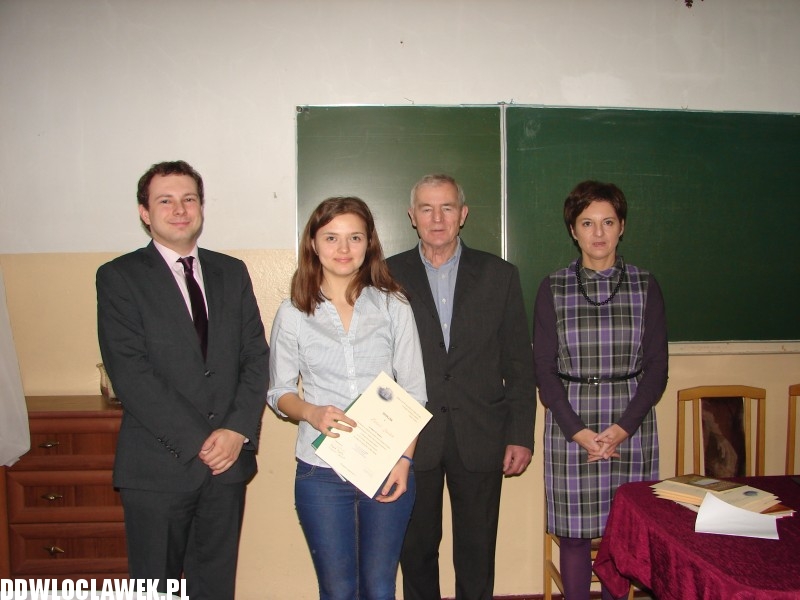Uczniowe LMK recytują Tuwima
