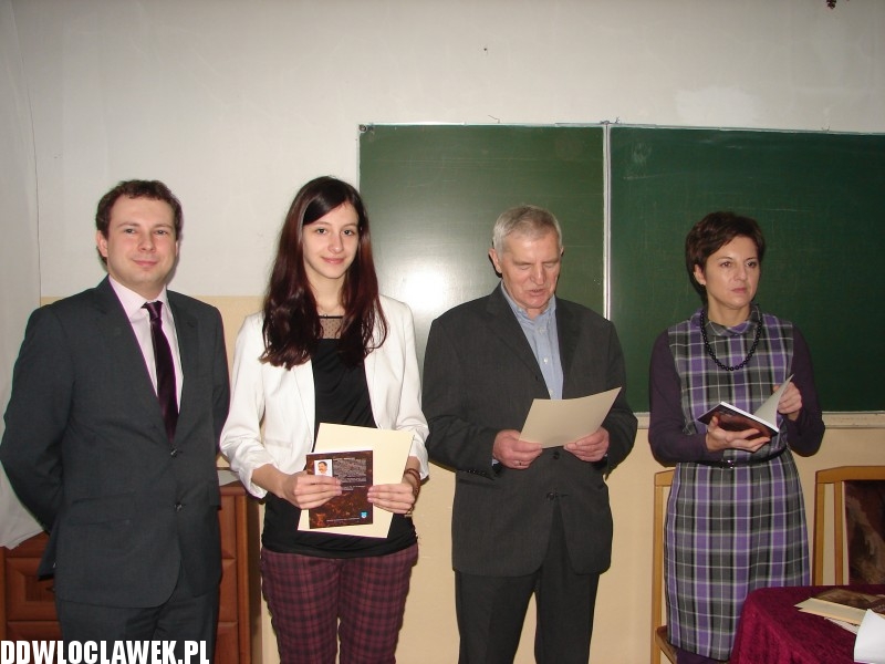 Uczniowe LMK recytują Tuwima