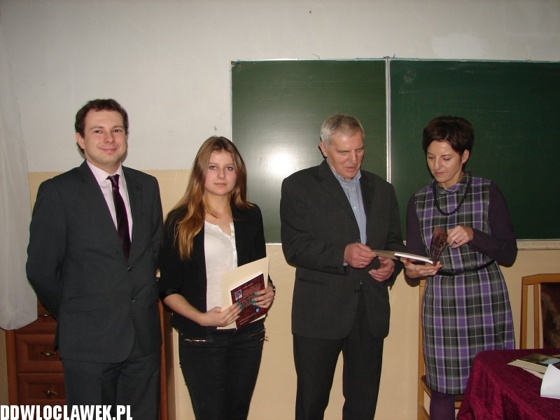Uczniowe LMK recytują Tuwima