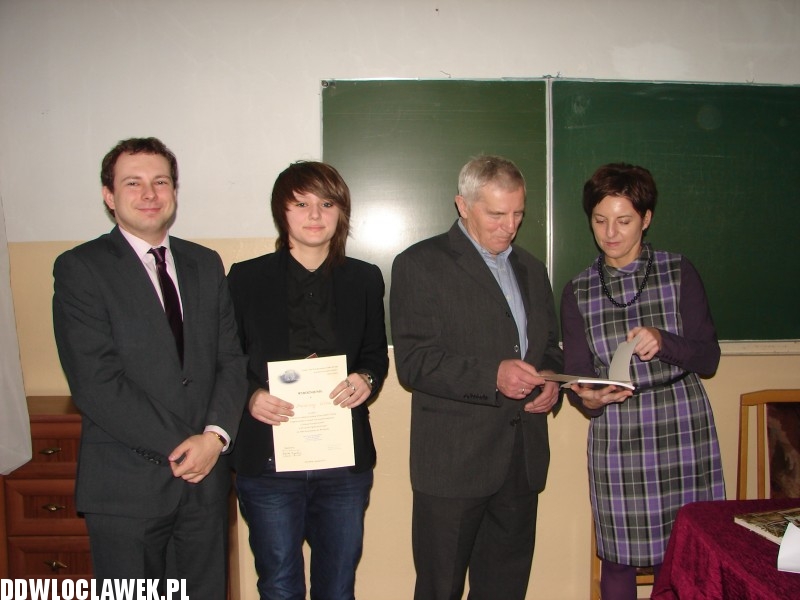 Uczniowe LMK recytują Tuwima