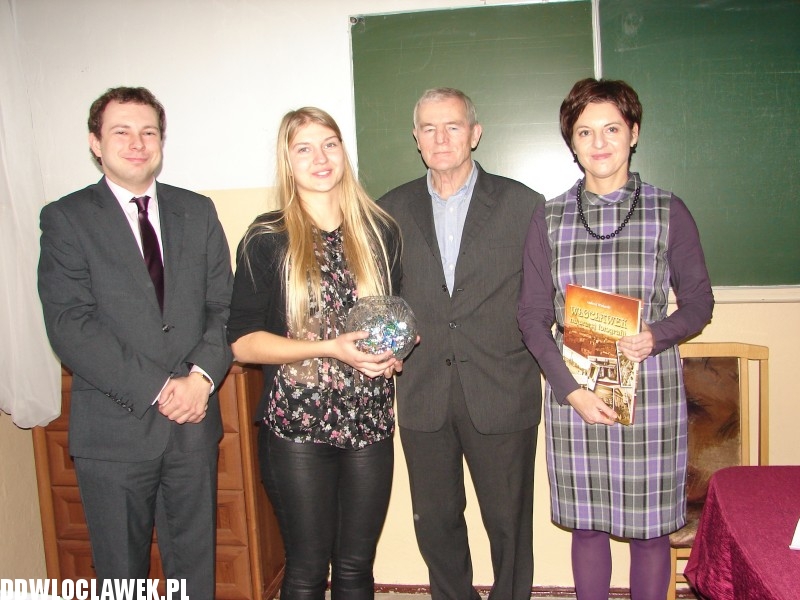 Uczniowe LMK recytują Tuwima