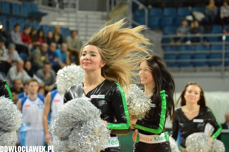 Cheerleaderki podczas meczu z Kotwicą