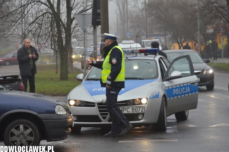 Kolizja trzech aut na skrzyżowaniu