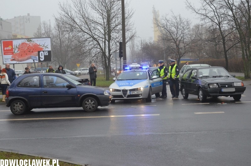 Kolizja trzech aut na skrzyżowaniu