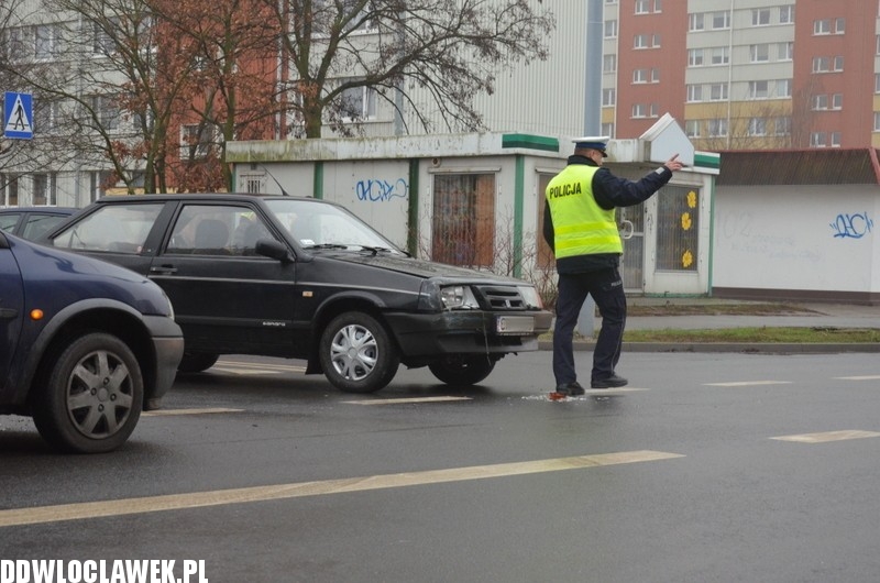 Kolizja trzech aut na skrzyżowaniu