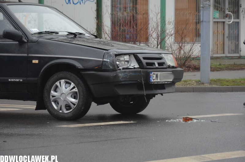 Kolizja trzech aut na skrzyżowaniu