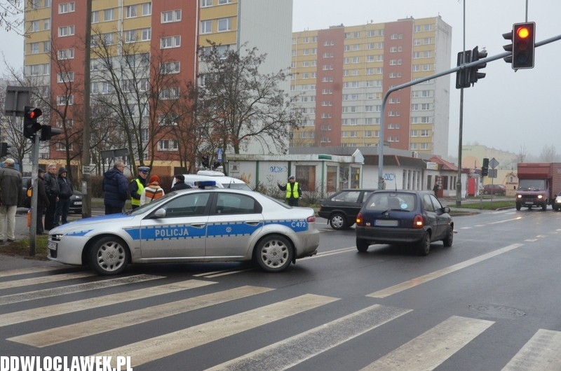 Kolizja trzech aut na skrzyżowaniu