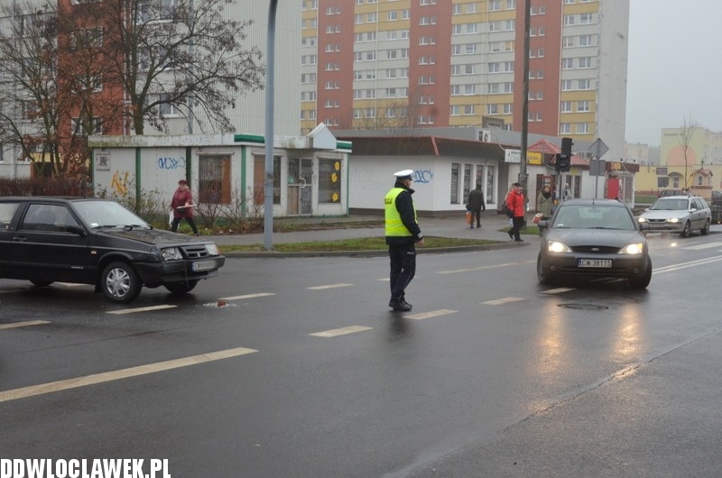 Kolizja trzech aut na skrzyżowaniu