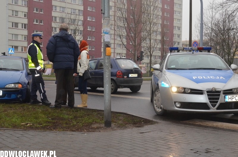 Kolizja trzech aut na skrzyżowaniu