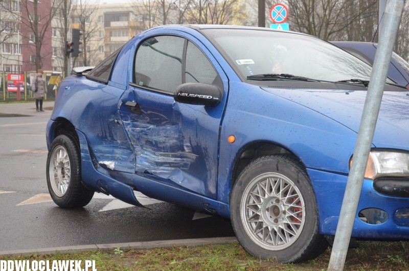 Kolizja trzech aut na skrzyżowaniu