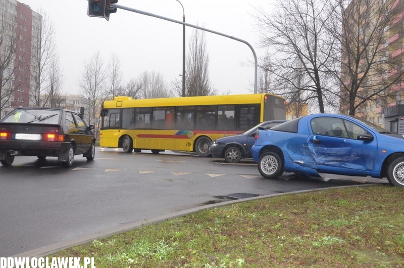 Kolizja trzech aut na skrzyżowaniu