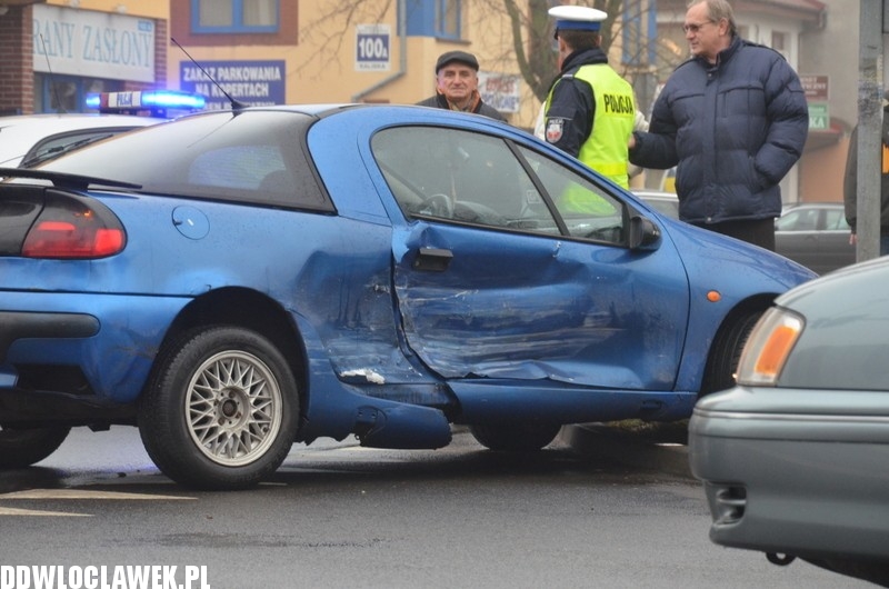 Kolizja trzech aut na skrzyżowaniu