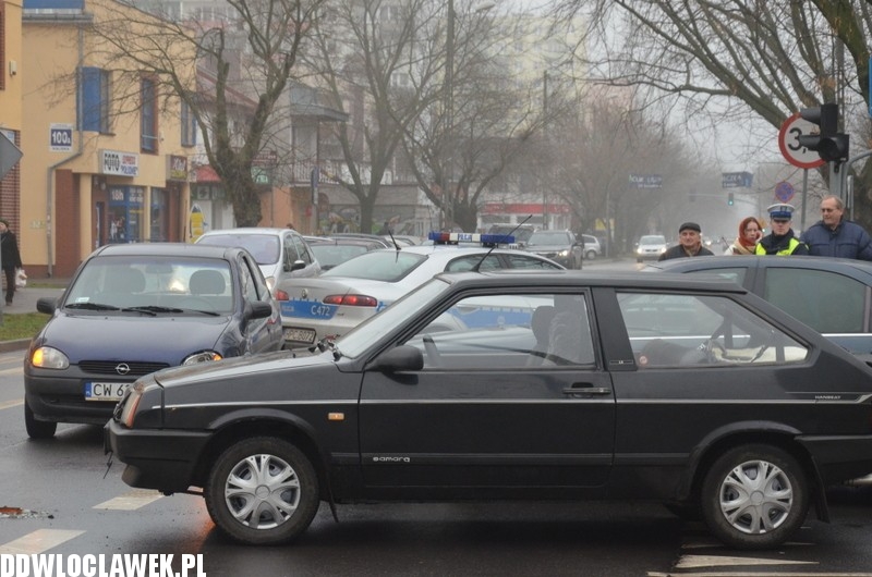 Kolizja trzech aut na skrzyżowaniu
