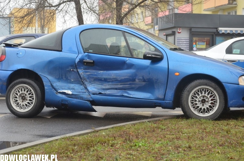 Kolizja trzech aut na skrzyżowaniu