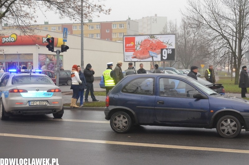 Kolizja trzech aut na skrzyżowaniu