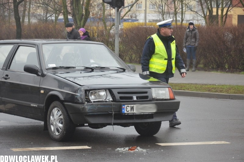 Kolizja trzech aut na skrzyżowaniu