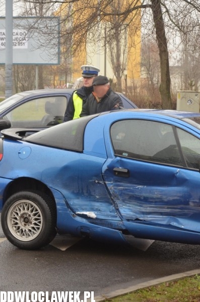 Kolizja trzech aut na skrzyżowaniu