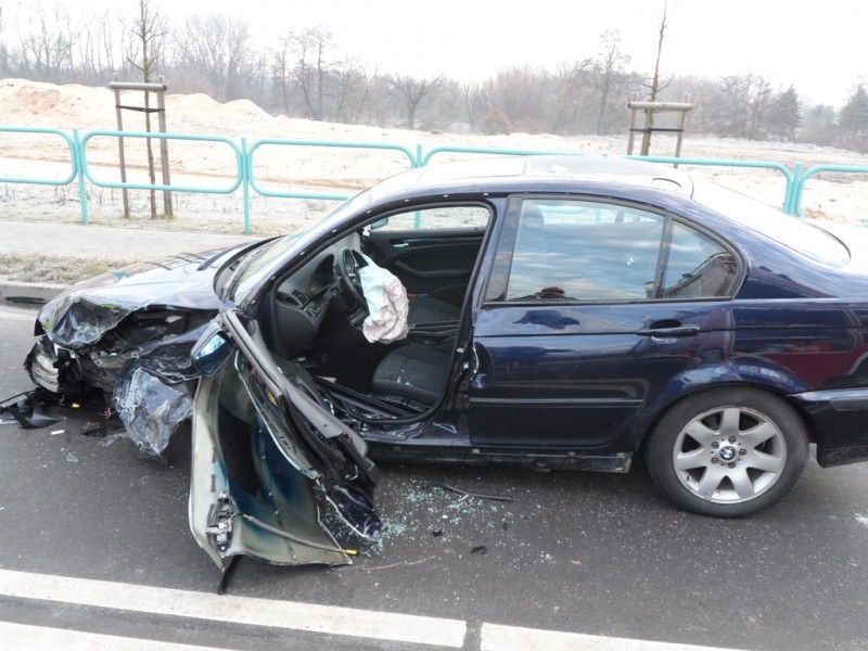 Kobieta została zakleszczona w BMW
