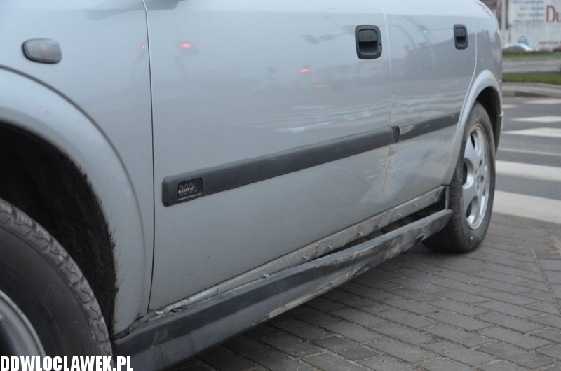 Kolizja dwóch aut i busa do przewozu dzieci