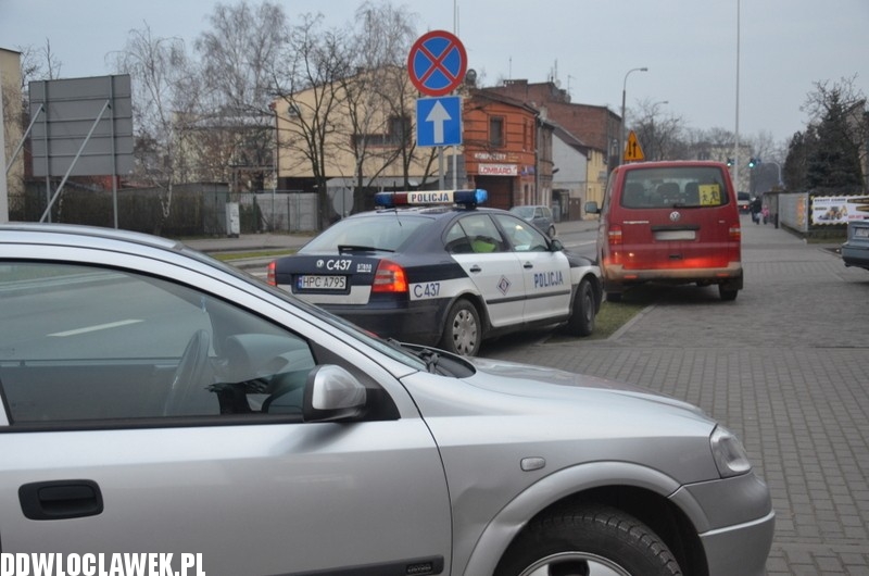 Kolizja dwóch aut i busa do przewozu dzieci