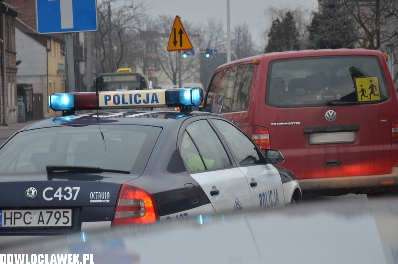 Kolizja dwóch aut i busa do przewozu dzieci