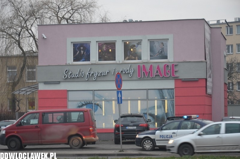 Kolizja dwóch aut i busa do przewozu dzieci