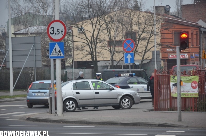 Kolizja dwóch aut i busa do przewozu dzieci