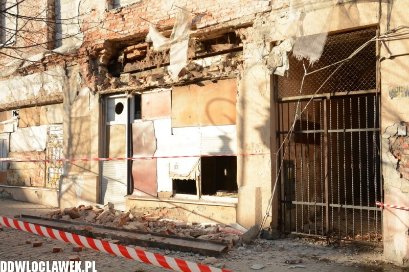 Ściana kamienicy runęła na chodnik