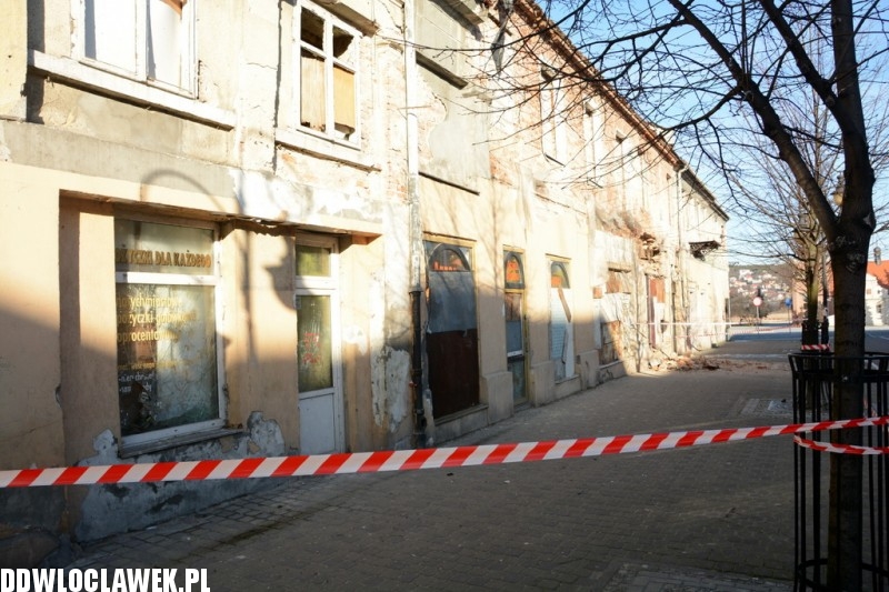 Ściana kamienicy runęła na chodnik