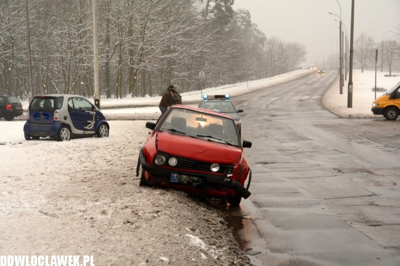 Zderzenie dwóch aut na skrzyżowaniu