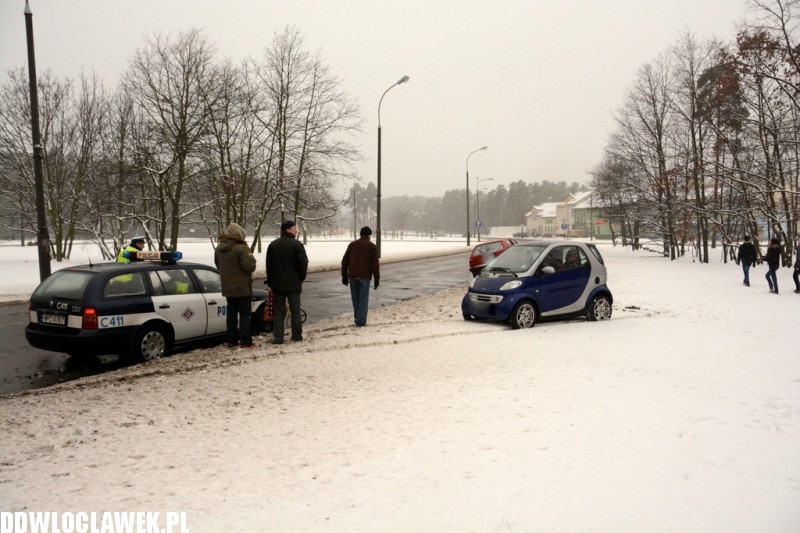 Zderzenie dwóch aut na skrzyżowaniu