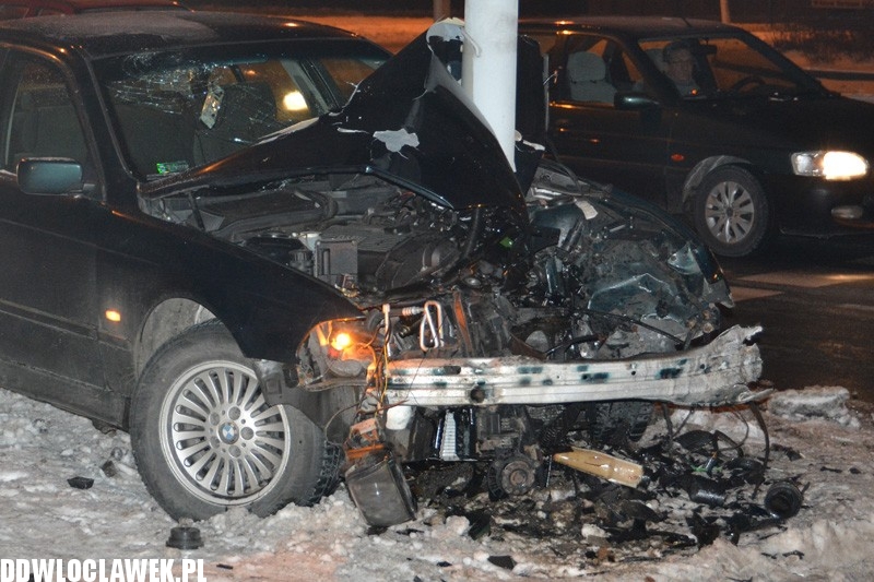 BMW wbiło się w słup sygnalizacji świetlnej