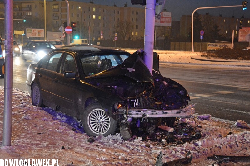 BMW wbiło się w słup sygnalizacji świetlnej