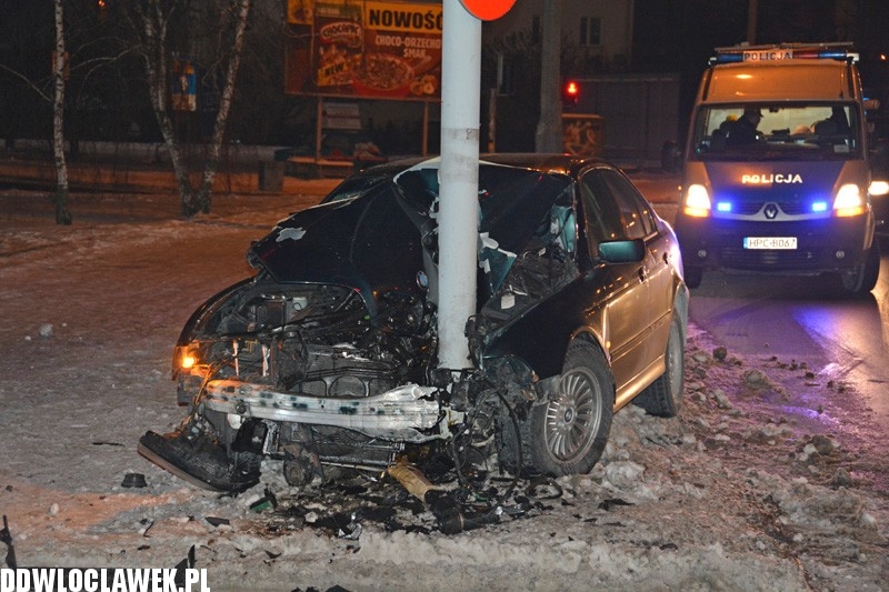 BMW wbiło się w słup sygnalizacji świetlnej