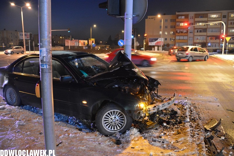 BMW wbiło się w słup sygnalizacji świetlnej