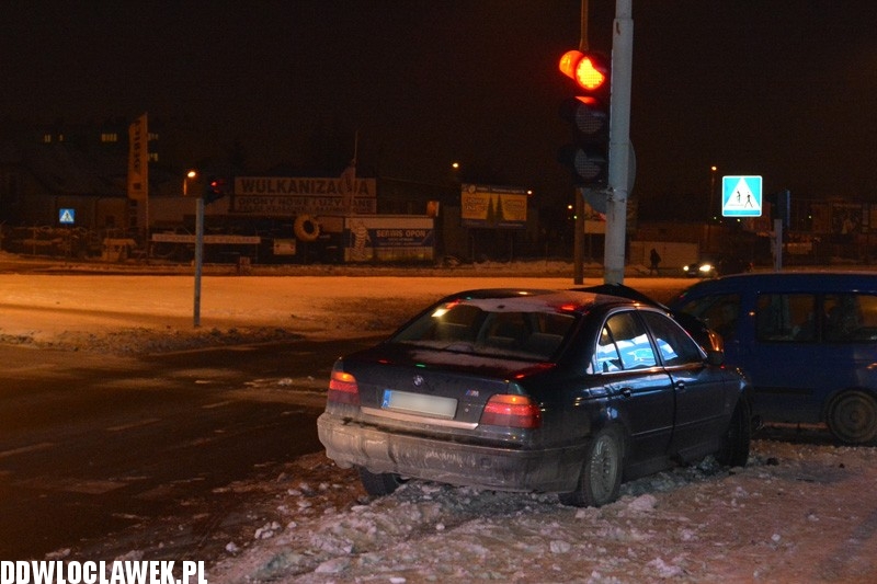 BMW wbiło się w słup sygnalizacji świetlnej
