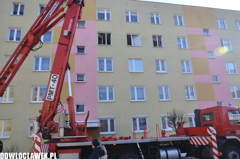 Strażacy ratowali mieszkańców bloku...