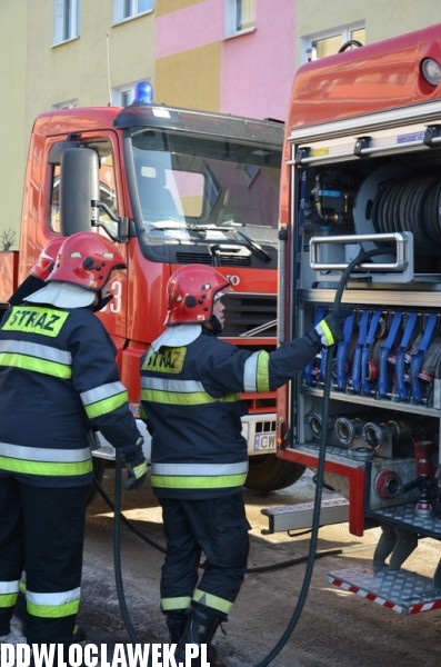 Strażacy ratowali mieszkańców bloku...