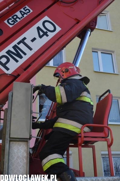 Strażacy ratowali mieszkańców bloku...